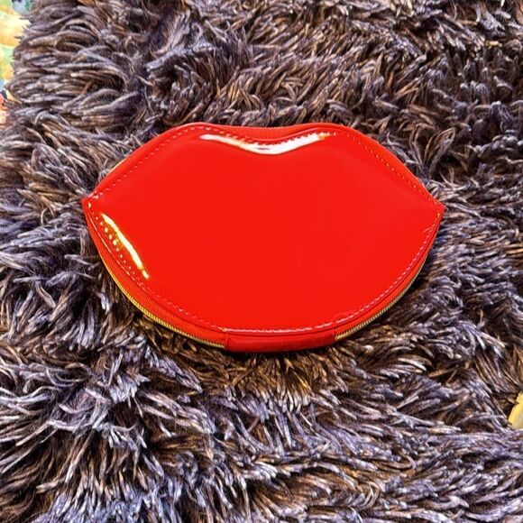 Juicy Couture red lip shaped jewelry storage travel case - Picture 3 of 7
